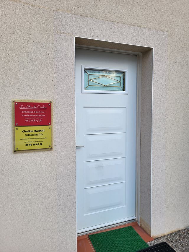 Entrée de l'institut La Beauté Cachée à Issus